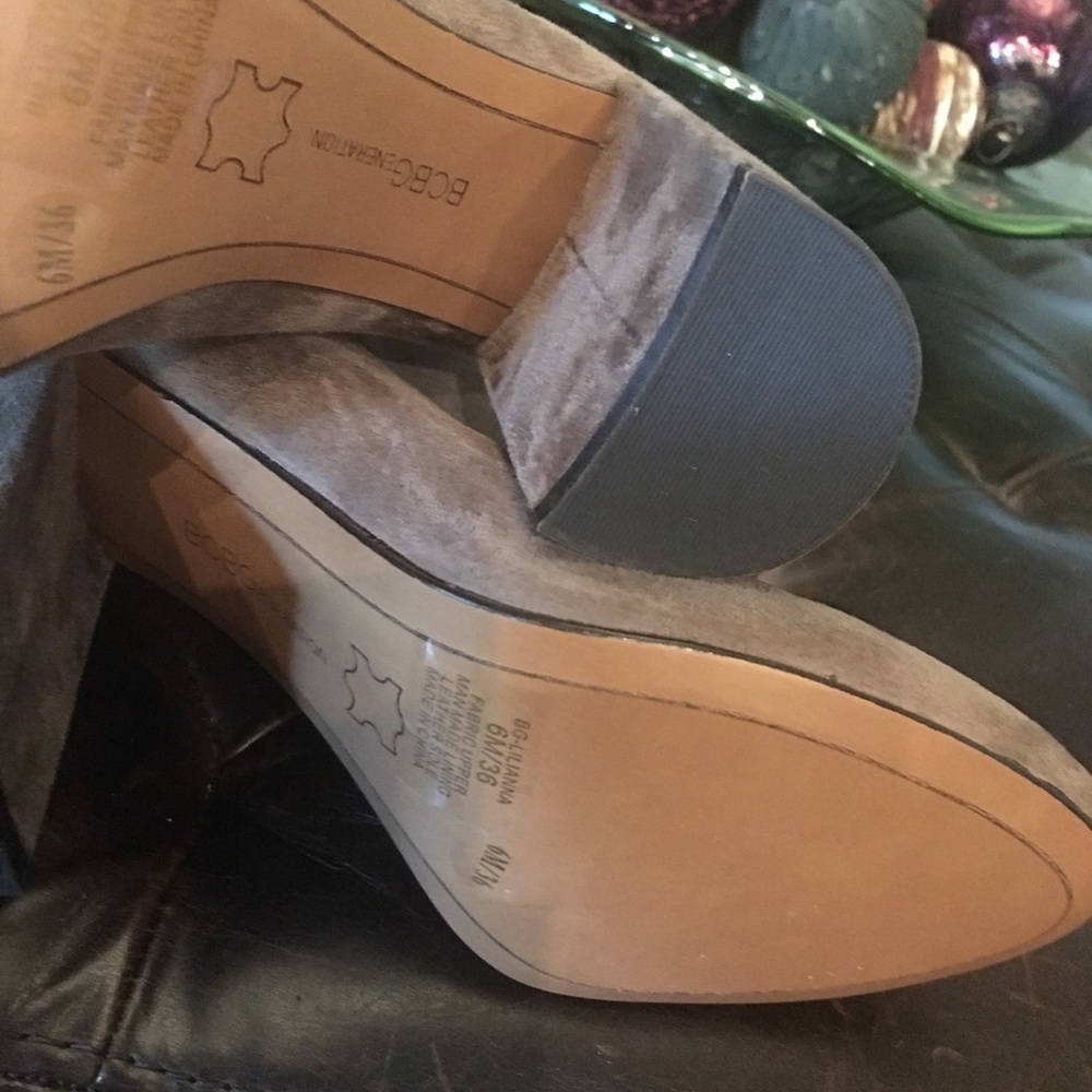 New BCBG Suede Booties NWOT - Picture 2 of 4